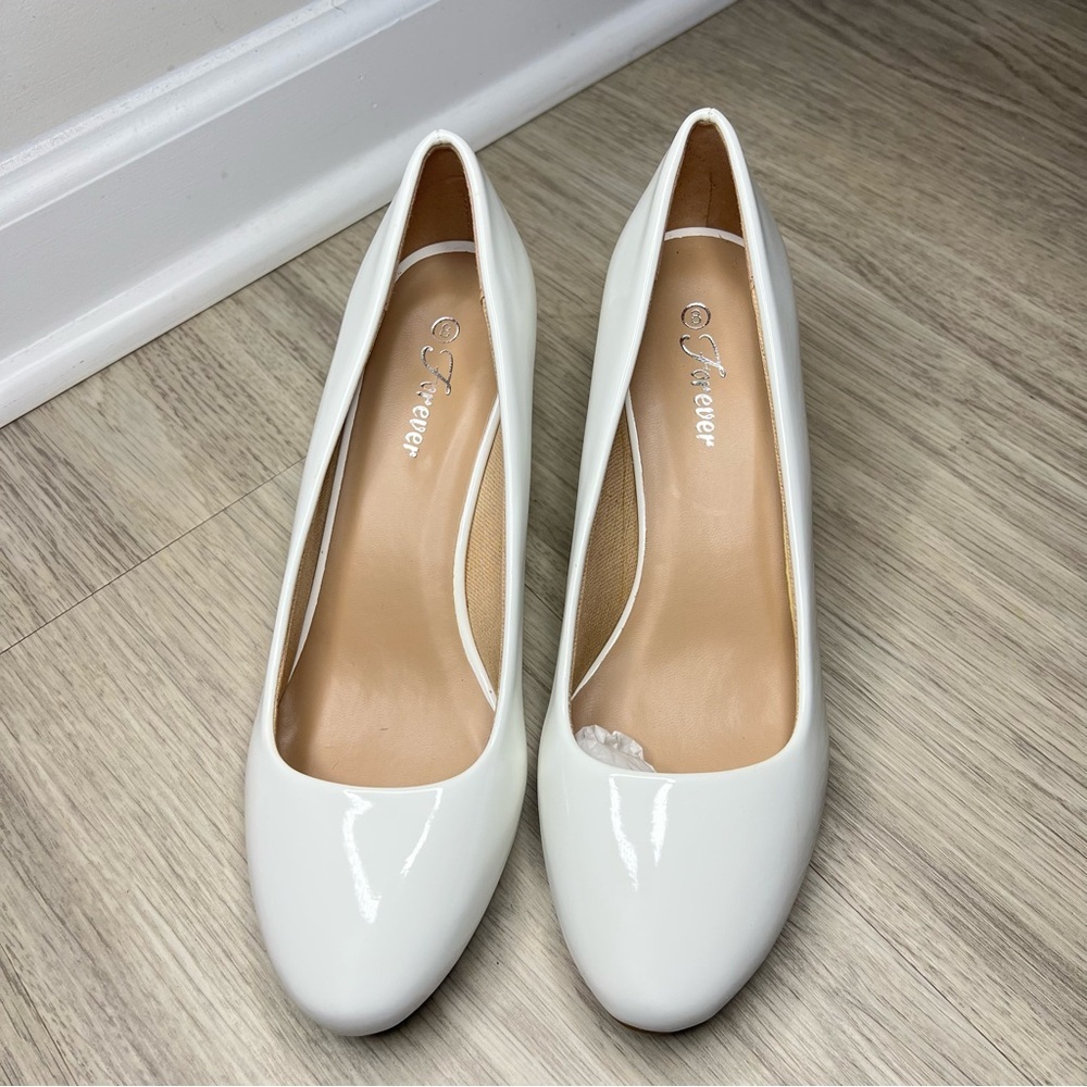 Forever Link Women’s White Wedge Heels Rounded Toe Size 8 Work Shoes